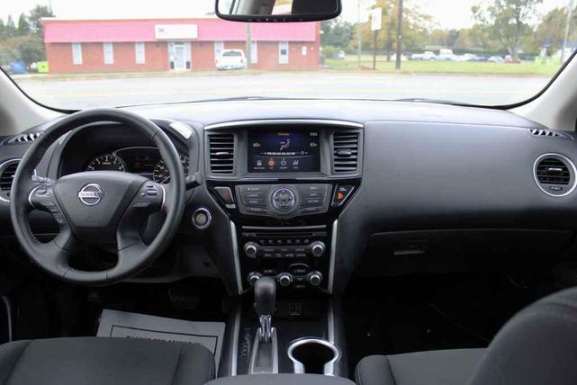Photo of 2020 Glacier White Nissan Pathfinder
