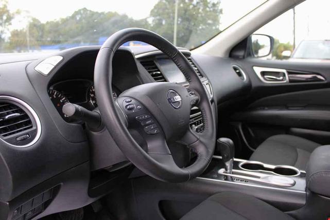 Photo of 2020 Glacier White Nissan Pathfinder