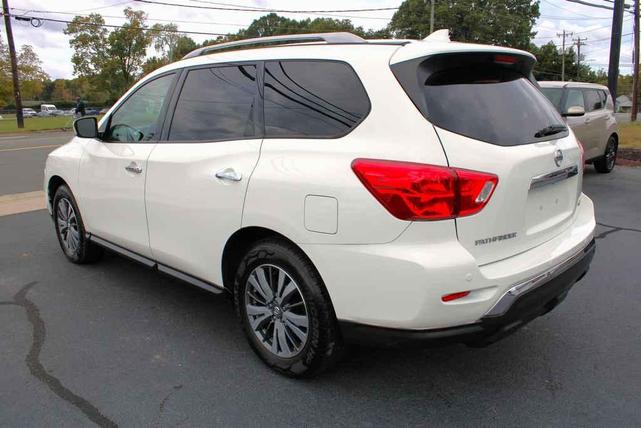Photo of 2020 Glacier White Nissan Pathfinder
