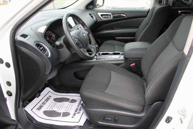 Photo of 2020 Glacier White Nissan Pathfinder