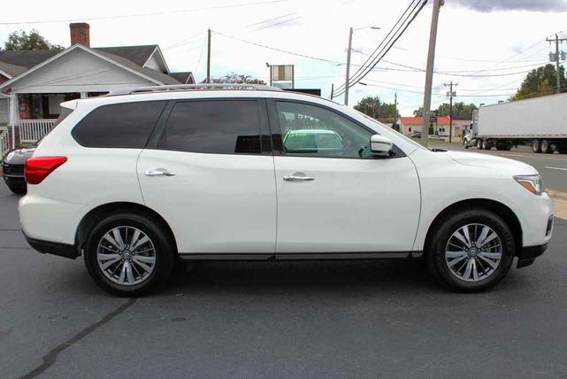 Photo of 2020 Glacier White Nissan Pathfinder