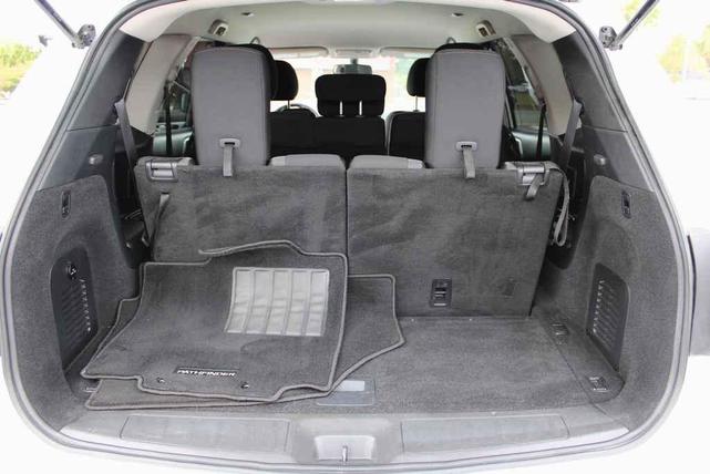 Photo of 2020 Glacier White Nissan Pathfinder