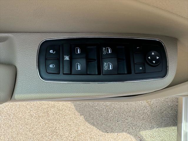 Photo of 2012 Beige Chrysler 300