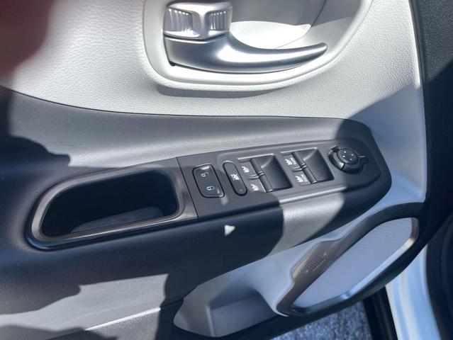 Photo of 2019 White Jeep Renegade
