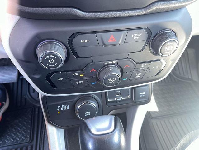 Photo of 2019 White Jeep Renegade