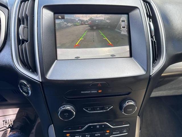 Photo of 2015 White Ford Edge