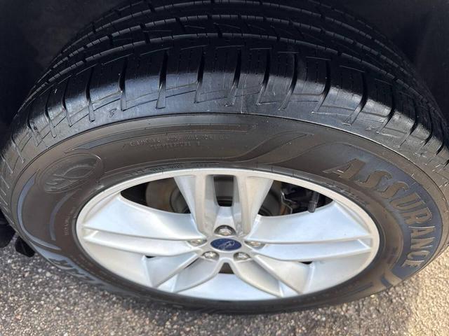 Photo of 2015 White Ford Edge