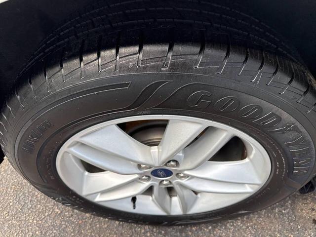 Photo of 2015 White Ford Edge