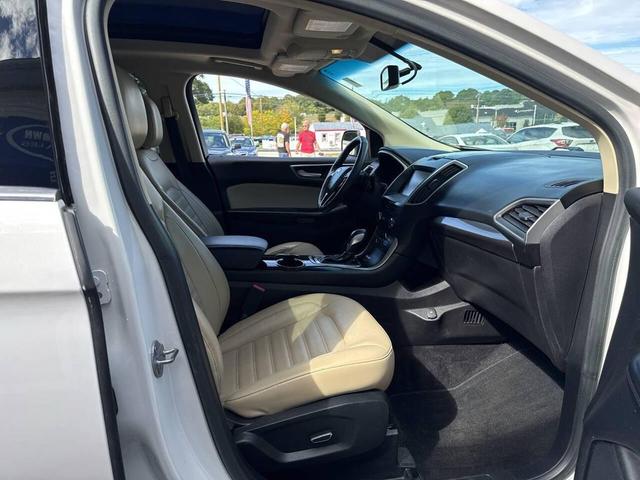 Photo of 2015 White Ford Edge