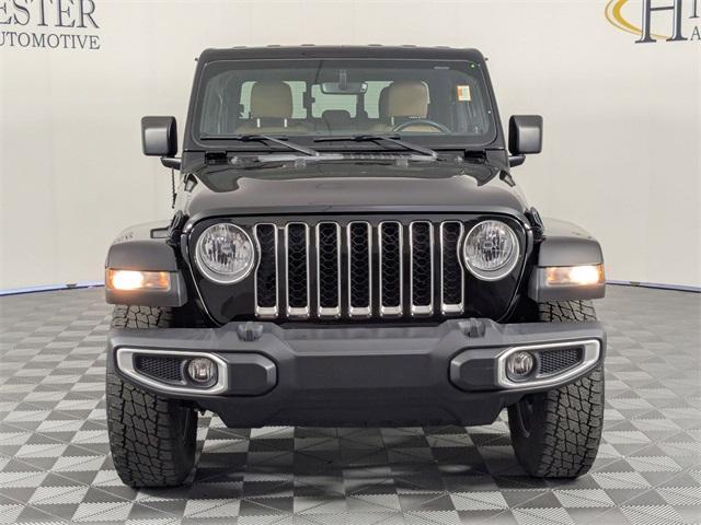 Photo of 2022 Black Clearcoat Jeep Gladiator