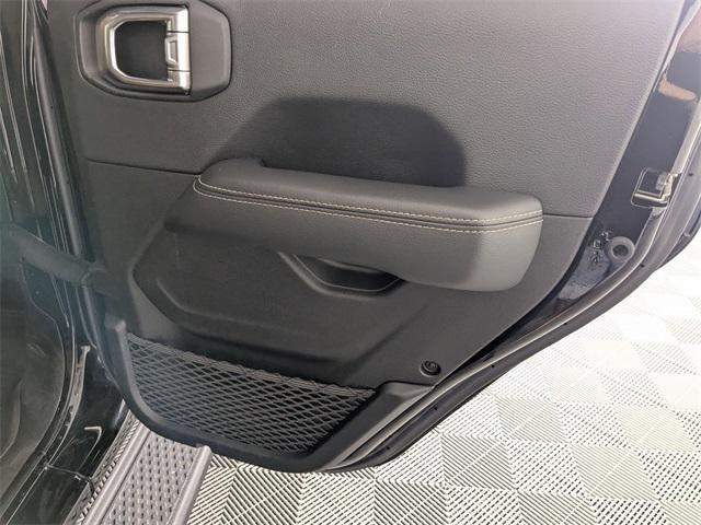Photo of 2022 Black Clearcoat Jeep Gladiator