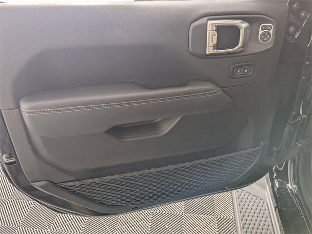 Photo of 2022 Black Clearcoat Jeep Gladiator