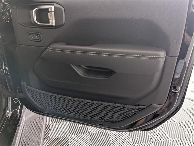 Photo of 2022 Black Clearcoat Jeep Gladiator