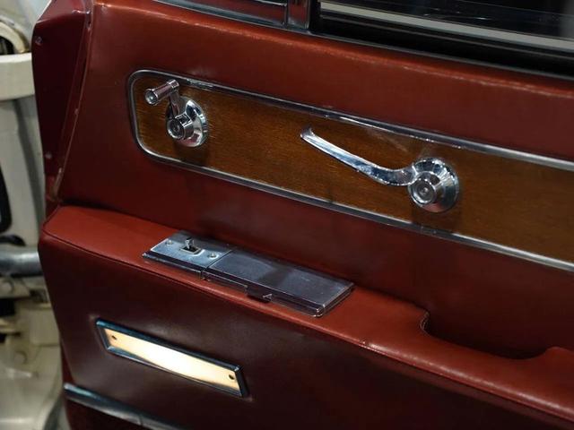 Photo of 1962 White Lincoln Continental
