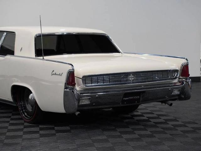 Photo of 1962 White Lincoln Continental