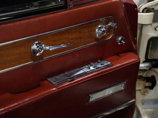 Photo of 1962 White Lincoln Continental