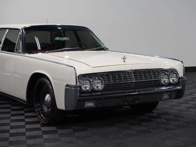 Photo of 1962 White Lincoln Continental