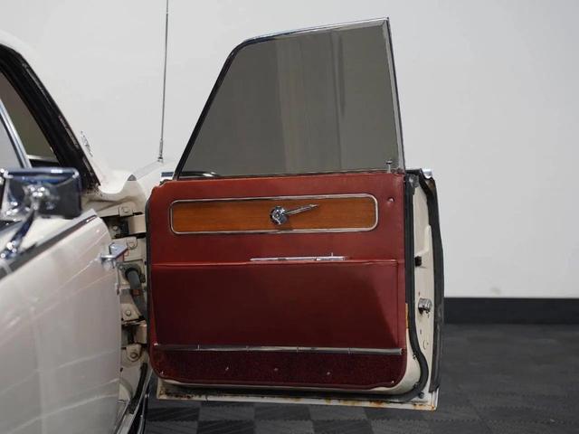 Photo of 1962 White Lincoln Continental
