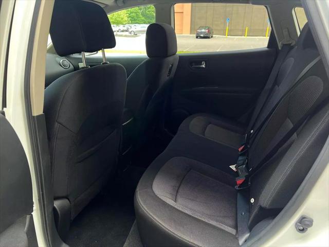 Photo of 2013 Pearl White Nissan Rogue