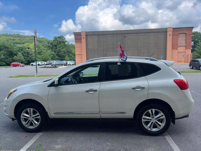 Photo of 2013 Pearl White Nissan Rogue