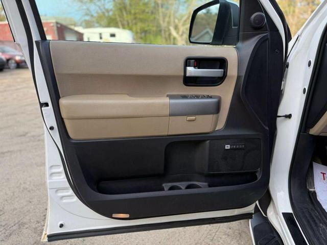Photo of 2015 Super White Toyota Sequoia