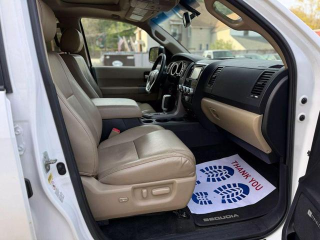 Photo of 2015 Super White Toyota Sequoia