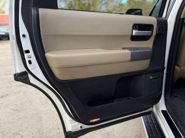 Photo of 2015 Super White Toyota Sequoia