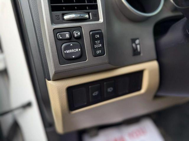 Photo of 2015 Super White Toyota Sequoia