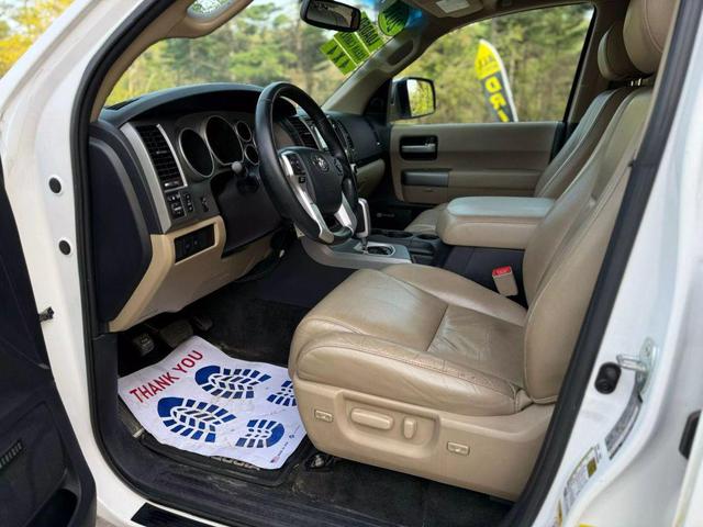 Photo of 2015 Super White Toyota Sequoia