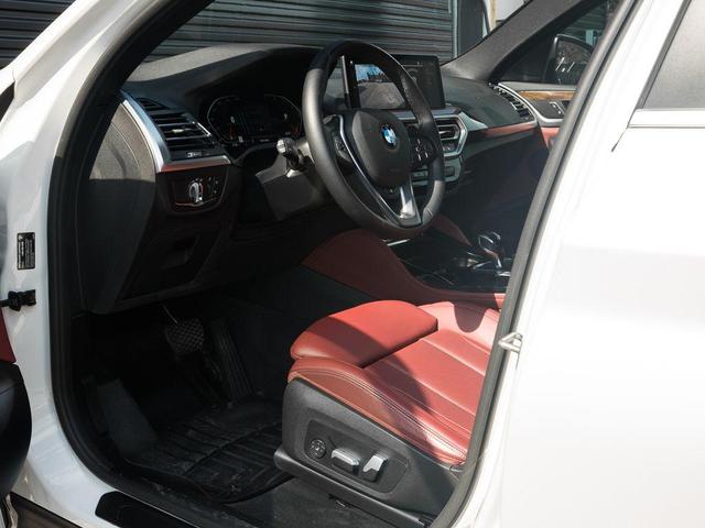 Photo of 2022 Mineral White Metallic BMW X4