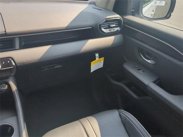 Photo of 2025 Sonic Gray Pearl Honda Pilot