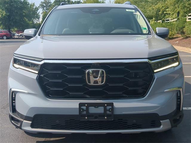 Photo of 2025 Sonic Gray Pearl Honda Pilot