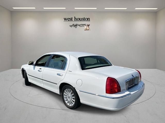 Photo of 2004 Vibrant White Lincoln Town Car