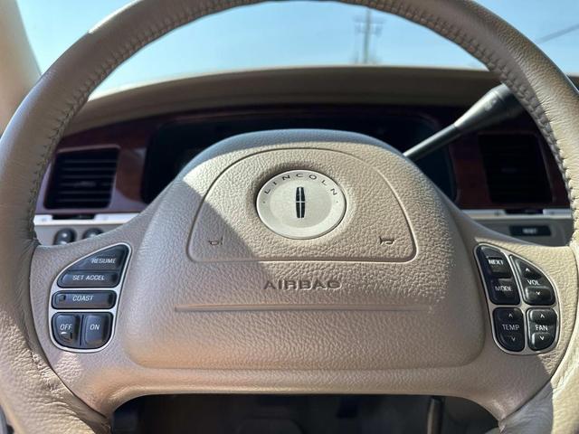 Photo of 2004 Vibrant White Lincoln Town Car
