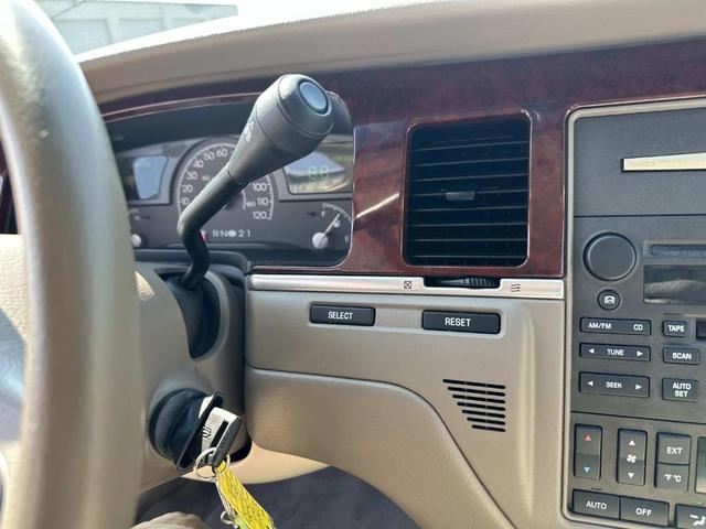 Photo of 2004 Vibrant White Lincoln Town Car