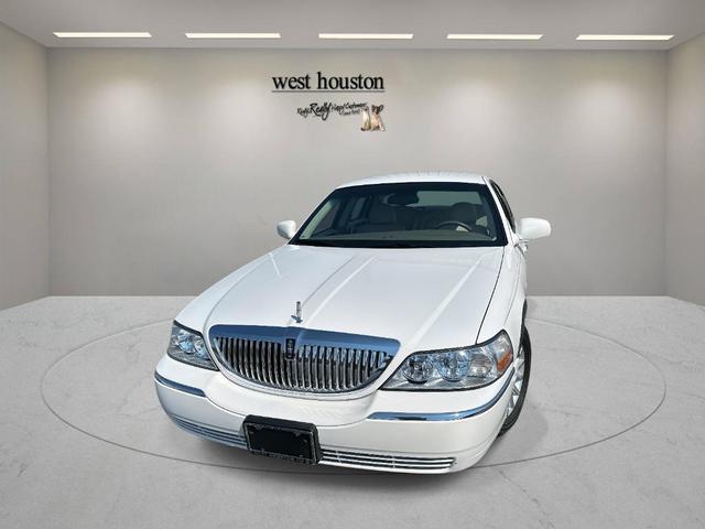 Photo of 2004 Vibrant White Lincoln Town Car