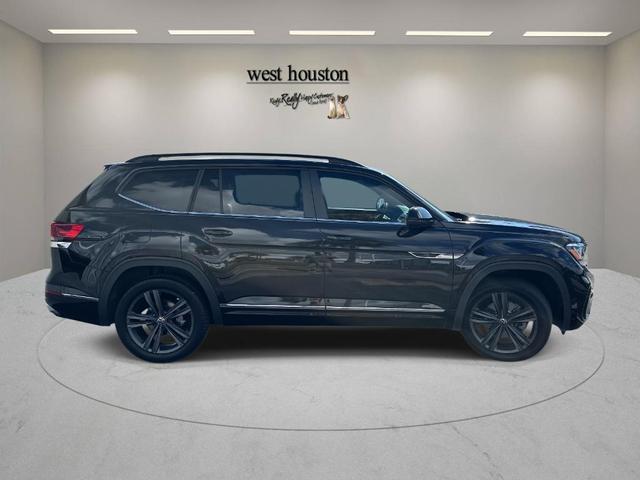 Photo of 2021 Deep Black Pearl Effect Volkswagen Atlas