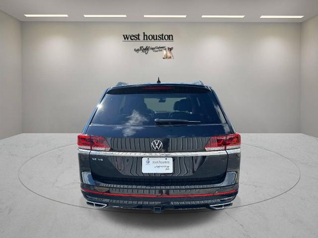 Photo of 2021 Deep Black Pearl Effect Volkswagen Atlas