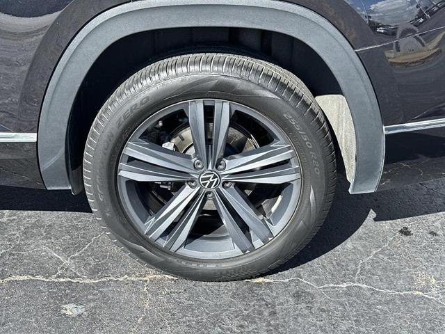 Photo of 2021 Deep Black Pearl Effect Volkswagen Atlas