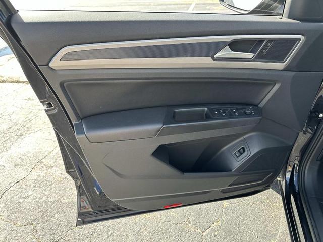 Photo of 2021 Deep Black Pearl Effect Volkswagen Atlas