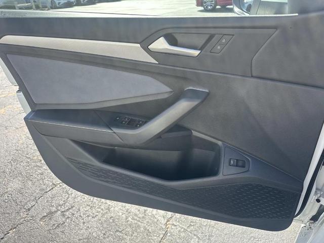 Photo of 2025 Opal White Pearl Effect Volkswagen Jetta