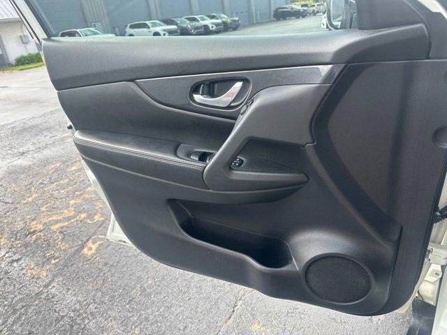 Photo of 2017 Glacier White Nissan Rogue