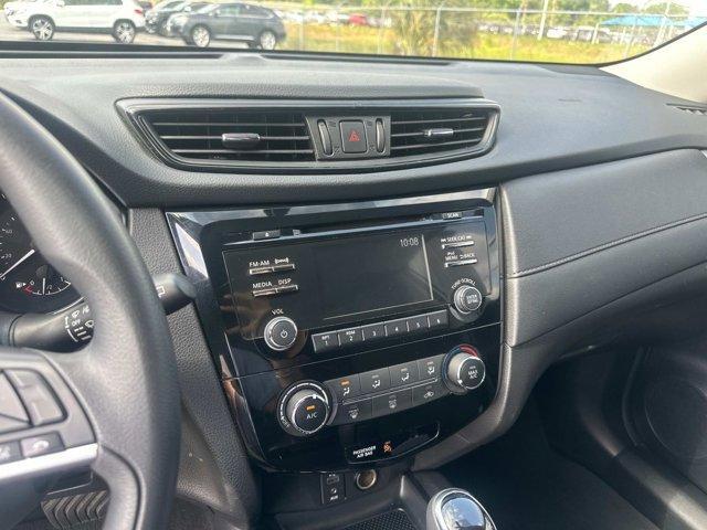 Photo of 2017 Glacier White Nissan Rogue