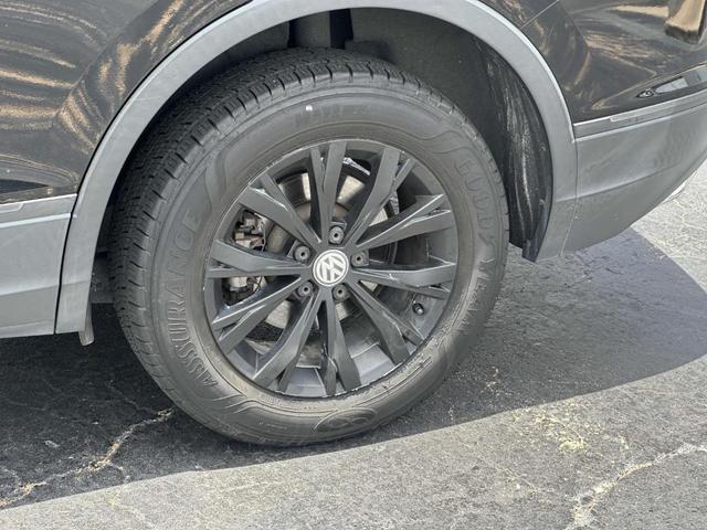 Photo of 2020 Deep Black Pearl Effect Volkswagen Tiguan