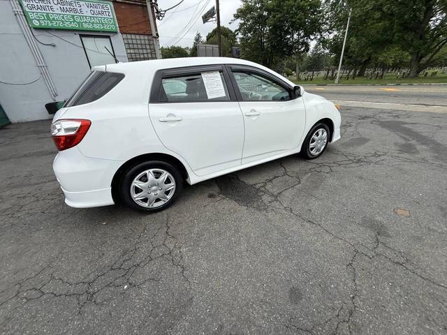 Photo of 2010 White Toyota Matrix