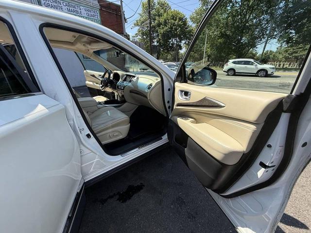 Photo of 2015 White INFINITI QX60