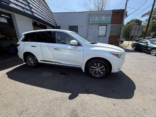 Photo of 2015 White INFINITI QX60