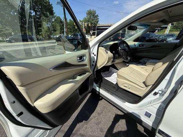 Photo of 2015 White INFINITI QX60