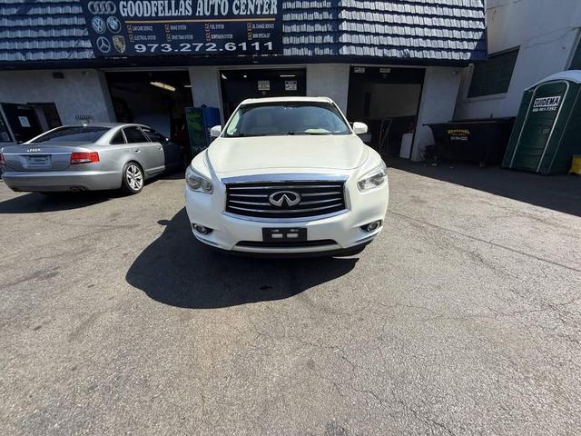 Photo of 2015 White INFINITI QX60