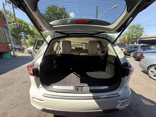 Photo of 2015 White INFINITI QX60
